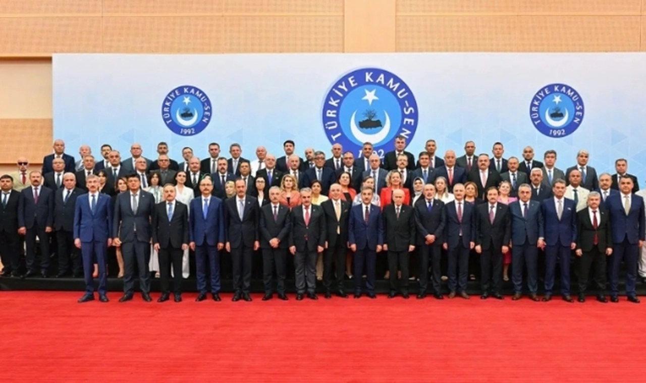 Bahçeli, Kamu-Sen yönetimiyle görüştü; hatıra fotoğrafı çekildi