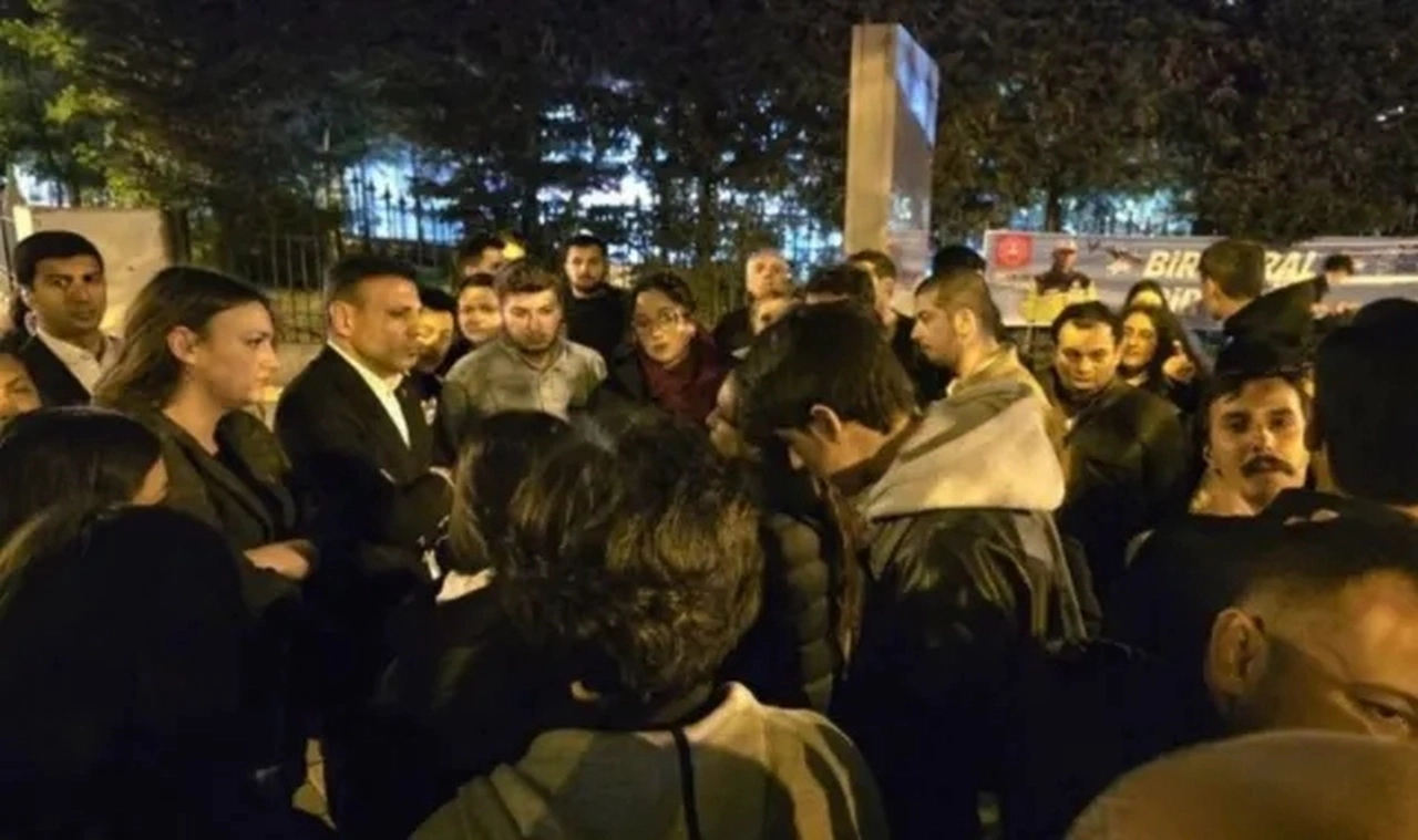 CHP İstanbul Örgütü Vatan Emniyet önünde nöbette: 'Bu bir darbe zinciridir'