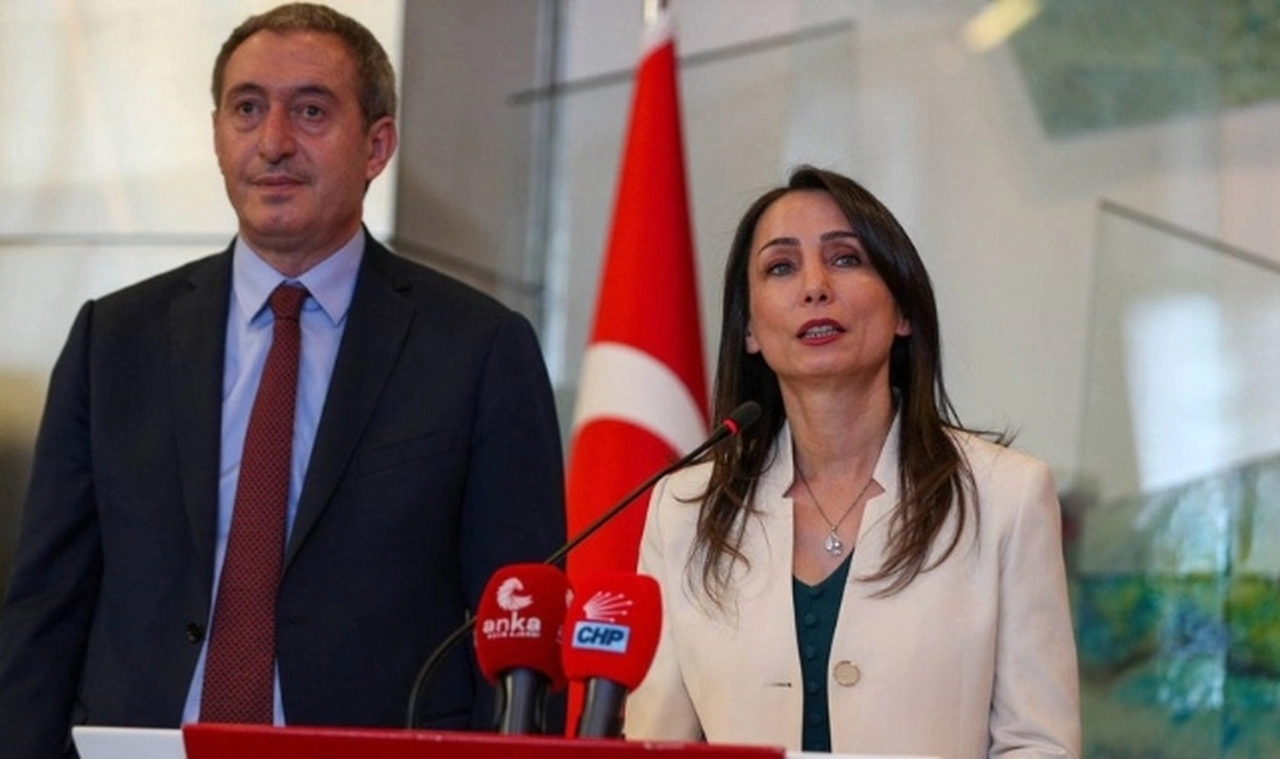 DEM Parti'den CHP'li belediyelere yönelik operasyona tepki: "Bu eziyetten vazgeçilmelidir"