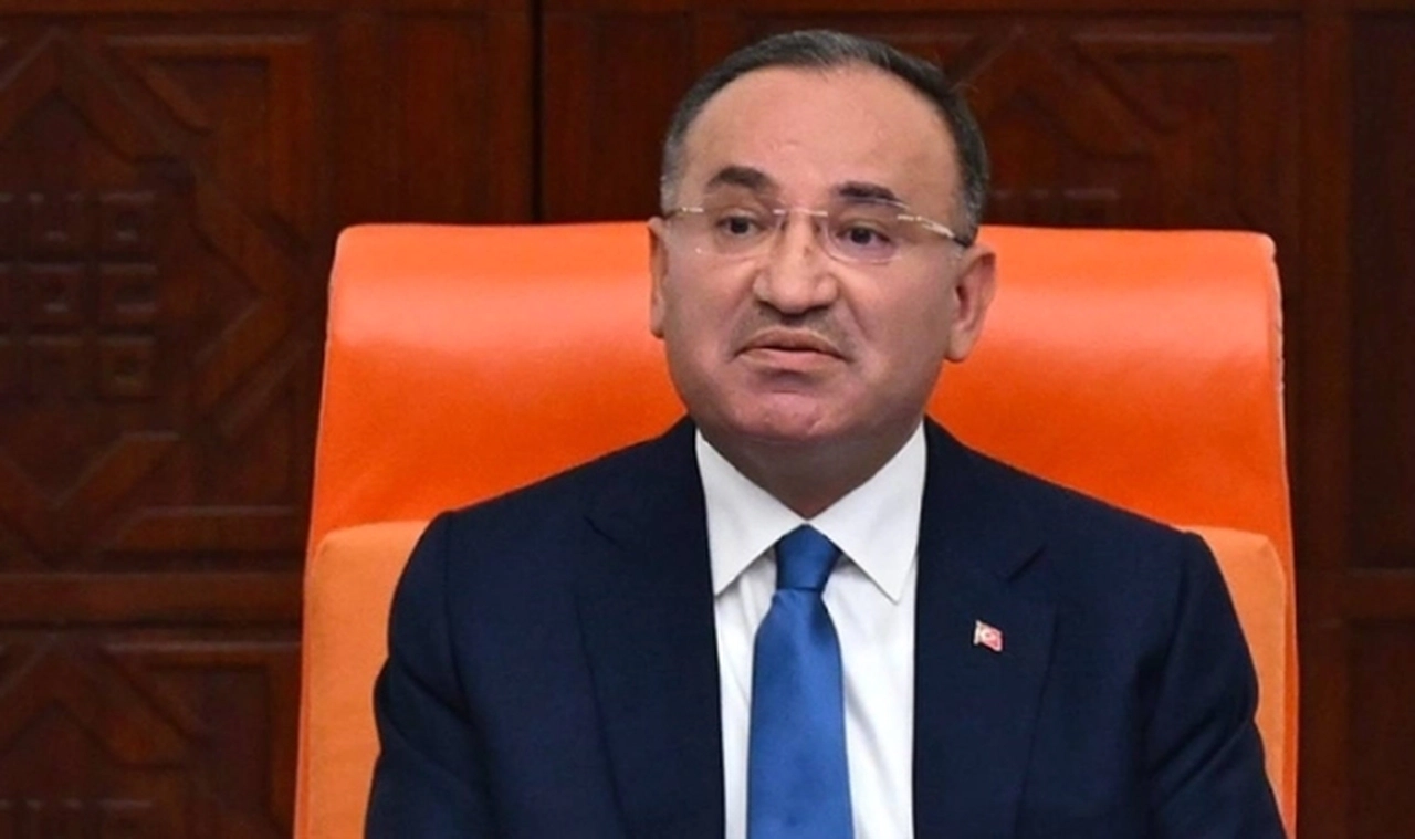 Meclis tutanaklarına da geçti: Bekir Bozdağ’ı sinirlendiren kahkaha “Emekli maaşı 35 bin lira olmalı” hesabından sonra gelmiş!