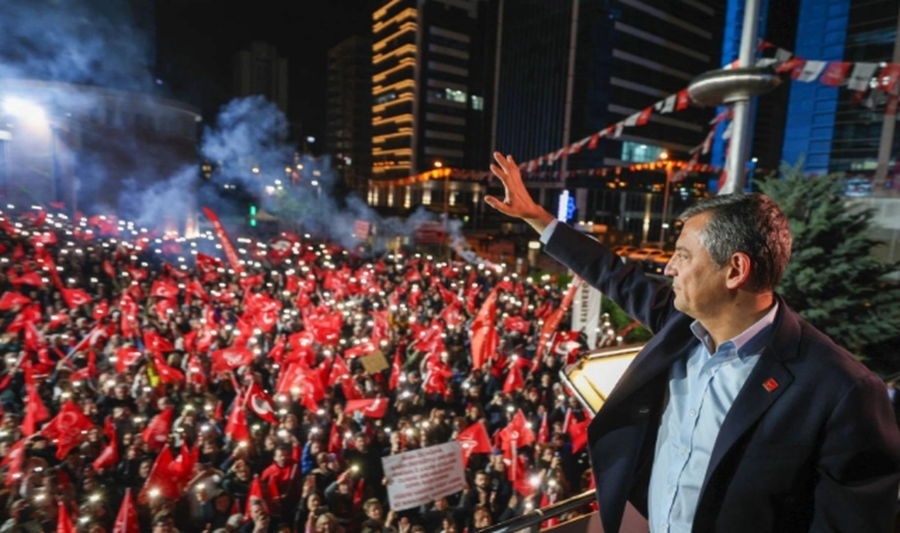 Özgür Özel, 'Millet İradesine Sahip Çıkıyor' mitinginde Sancaktepe'de konuşuyor