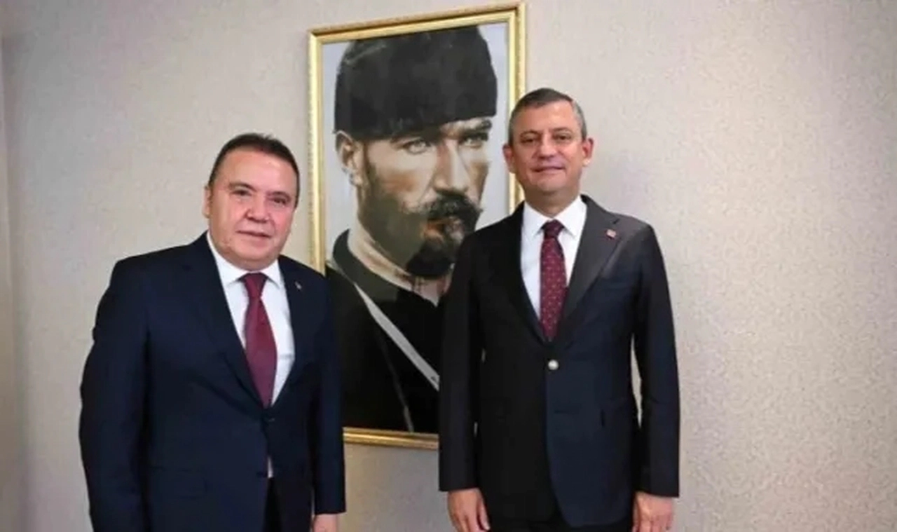 Özgür Özel, Muhittin Böcek'i ziyaret etti