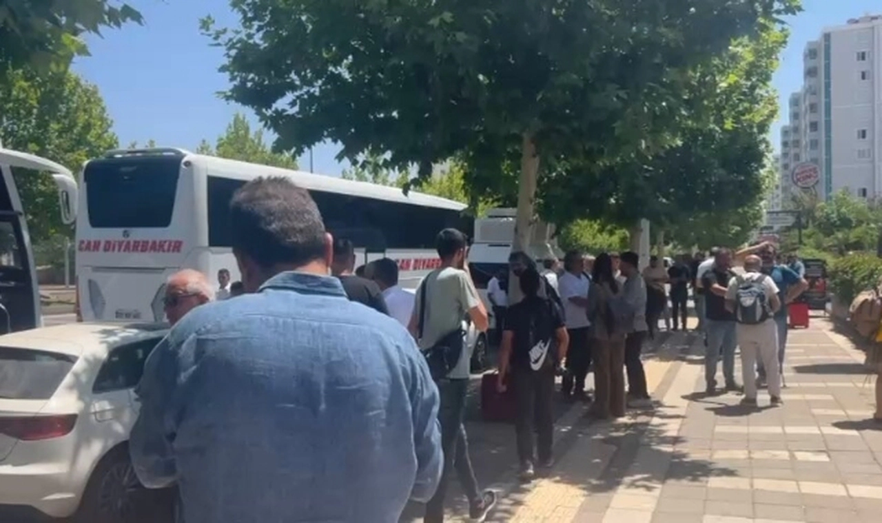 PKK yarın silah bırakacak: Diyarbakır’dan heyet yola çıktı