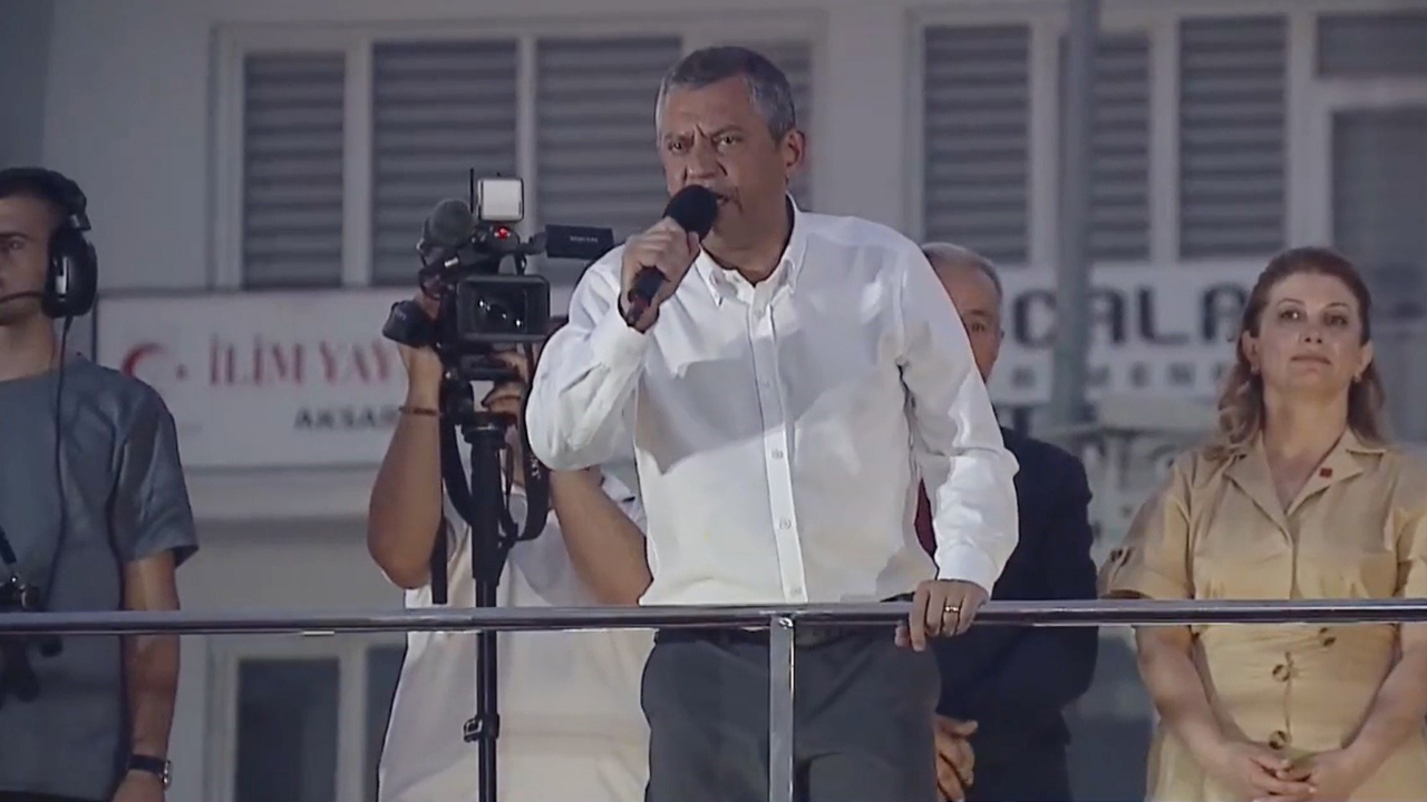 CHP Genel Başkanı Özgür Özel yeni asgari ücreti çeyrek altın üzerinden açıkladı
