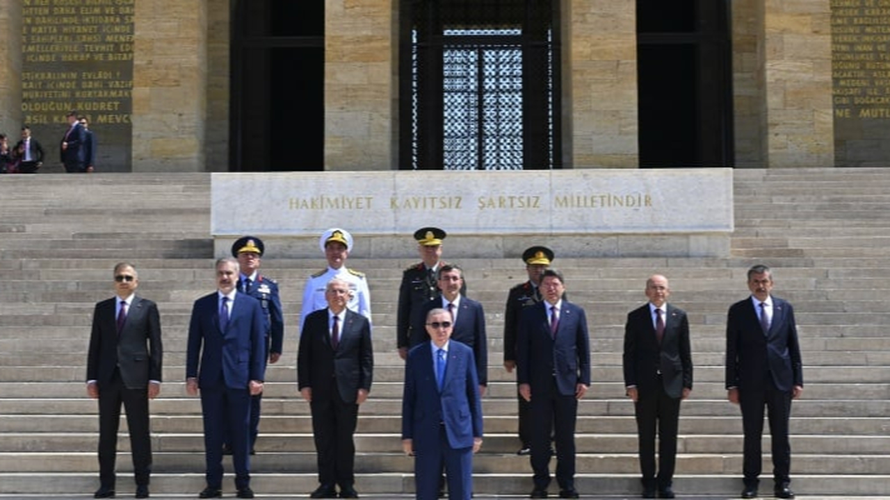 Erdoğan Anıtkabir'de: Aziz Atatürk, krizlerin arttığı bir dönemde bir kez daha huzurunuzdayız