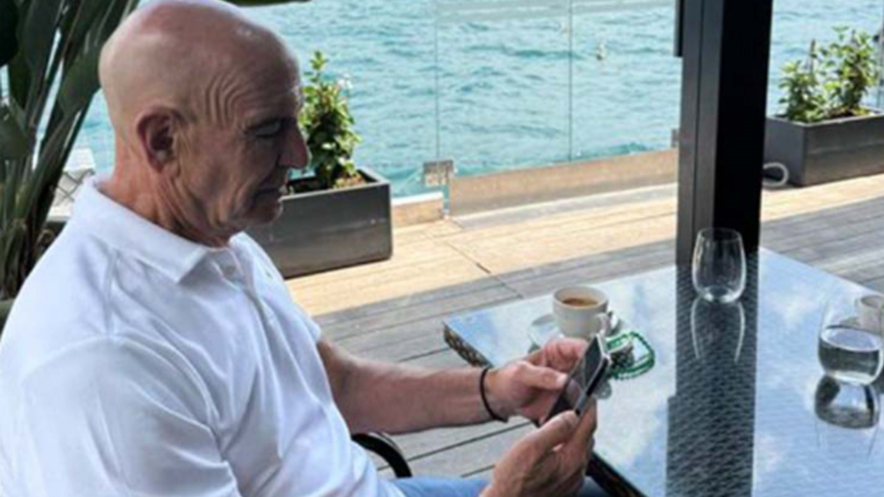 ABD'nin Ankara Büyükelçisi ve Suriye Özel Temsilcisi Barrack, Türk kahvesi ve tespihiyle Boğaz’da poz verdi