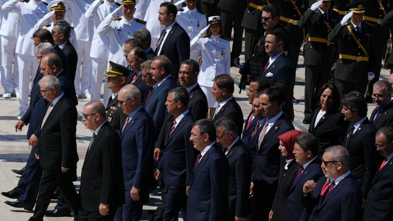 Erdoğan, Anıtkabir Özel Defteri'ne yazdı: Müstevi emeller taşıyanlar bir asır önce olduğu gibi bugün de boş durmamakta