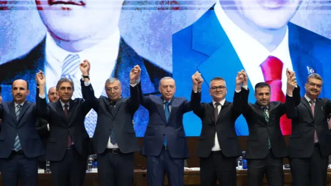 Biri CHP'den: İki belediye başkanı daha AK Parti'ye katıldı