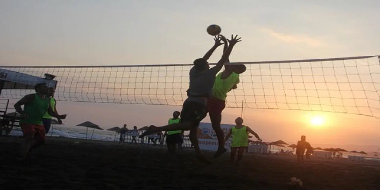 PLAJ VOLEYBOLU’NDA ŞAMPİYON GÜMÜLDÜR