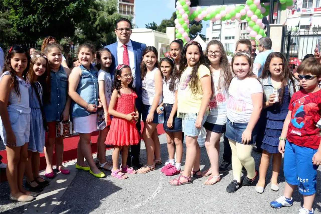 BAŞKAN ATILA, MEZUNU OLDUĞU ILKOKULDA KARNE DAĞITTI