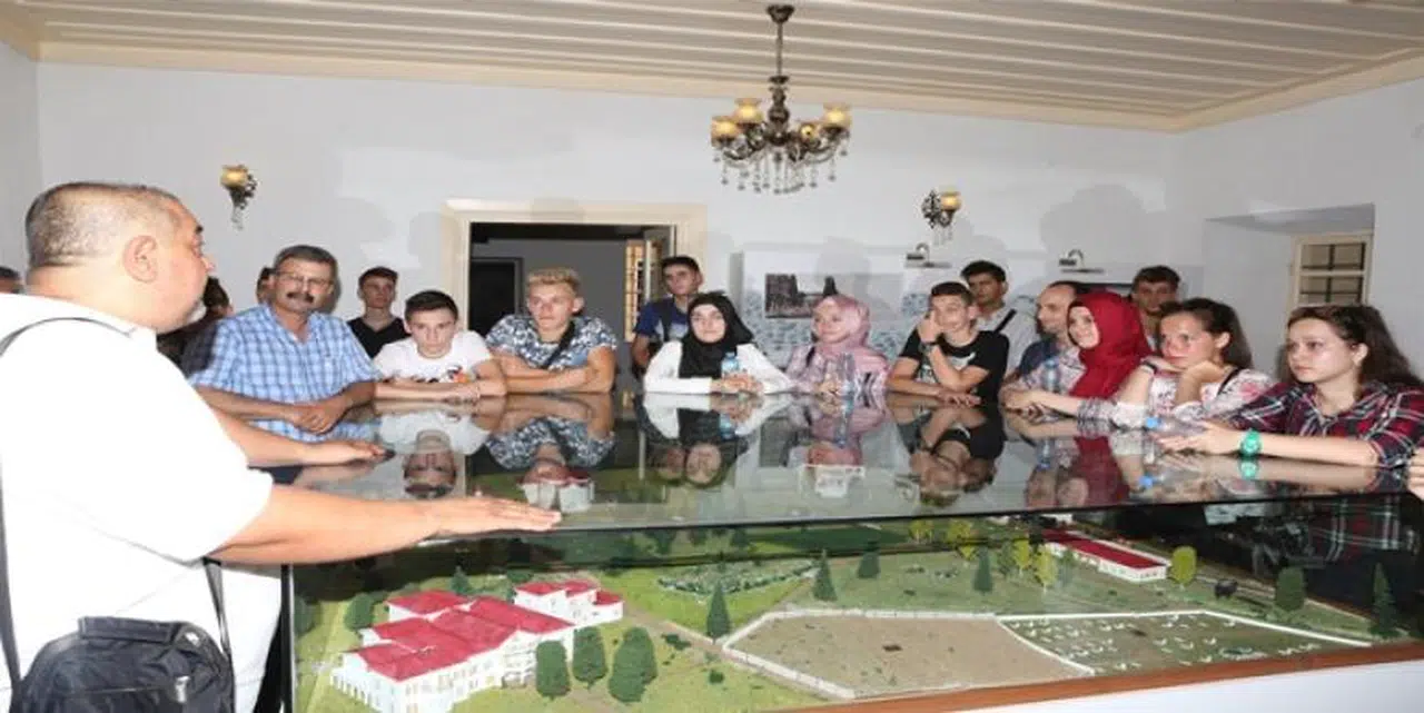 İSKEÇELİ GENÇLER BORNOVA’YI ÇOK SEVDİ