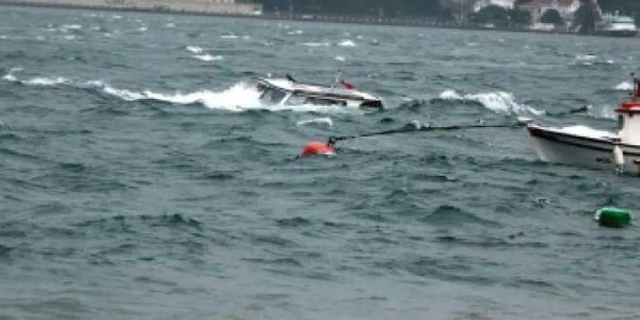 İSTANBUL'DA TEKNE ALABORA OLDU: 2 ÖLÜ