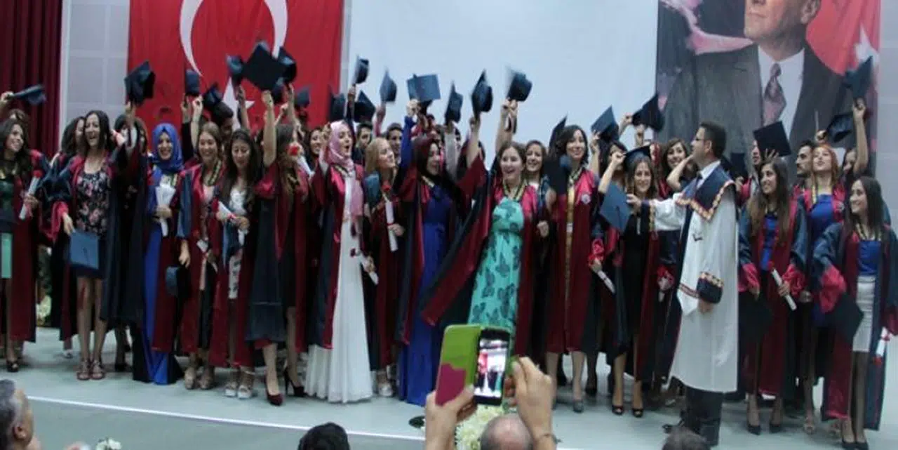 İKÇÜ'NÜN ILK MESLEK YÜKSEKOKULU'NDA KEP TÖRENI HEYECANI