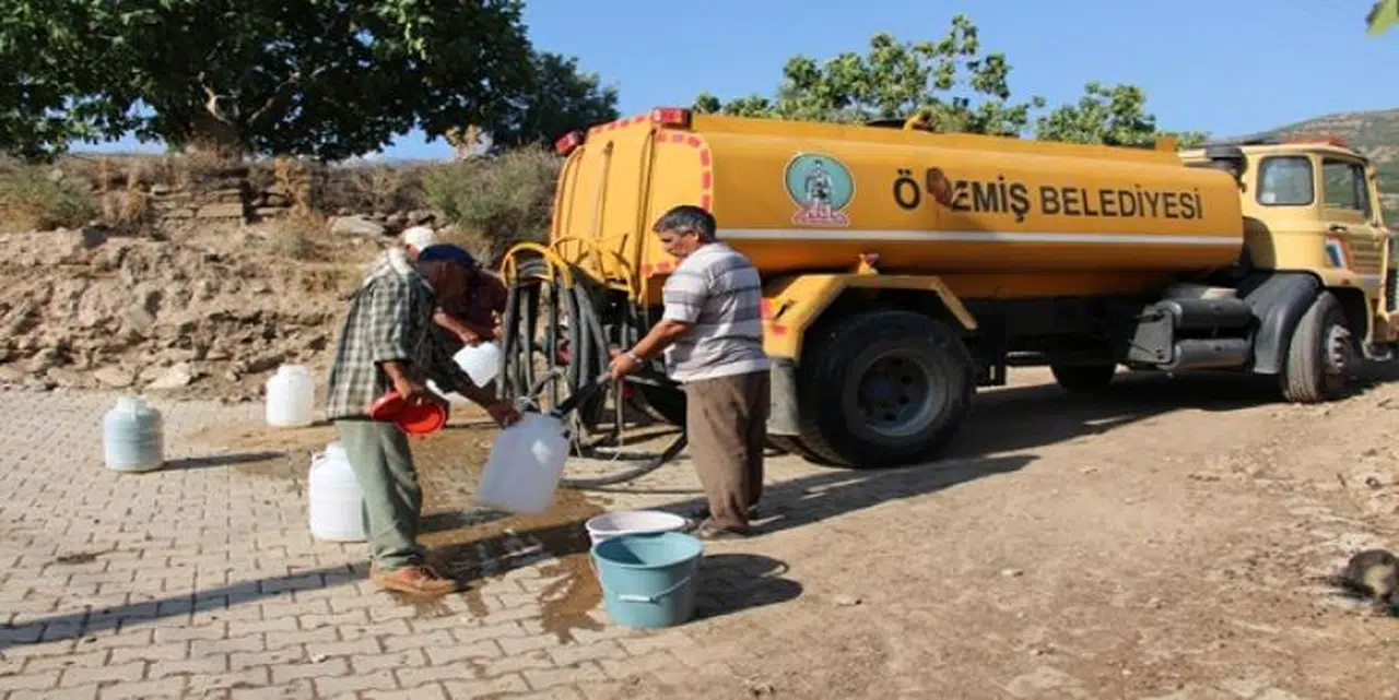 ÖDEMİŞ BELEDİYESİ UZUNDERE’NİN SU SORUNUNA ÇARE OLUYOR