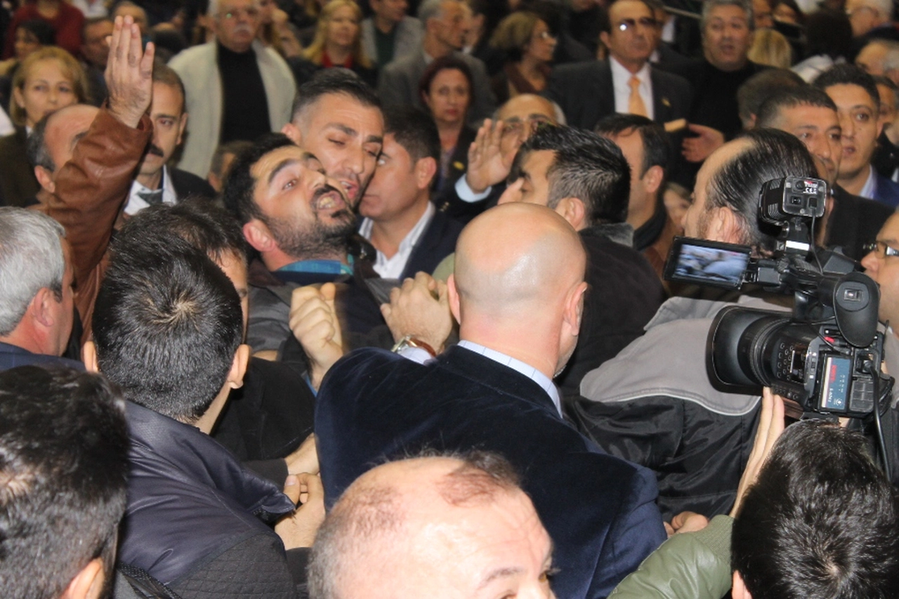 CHP İzmir İl Kongresi'nde ortalık karıştı!