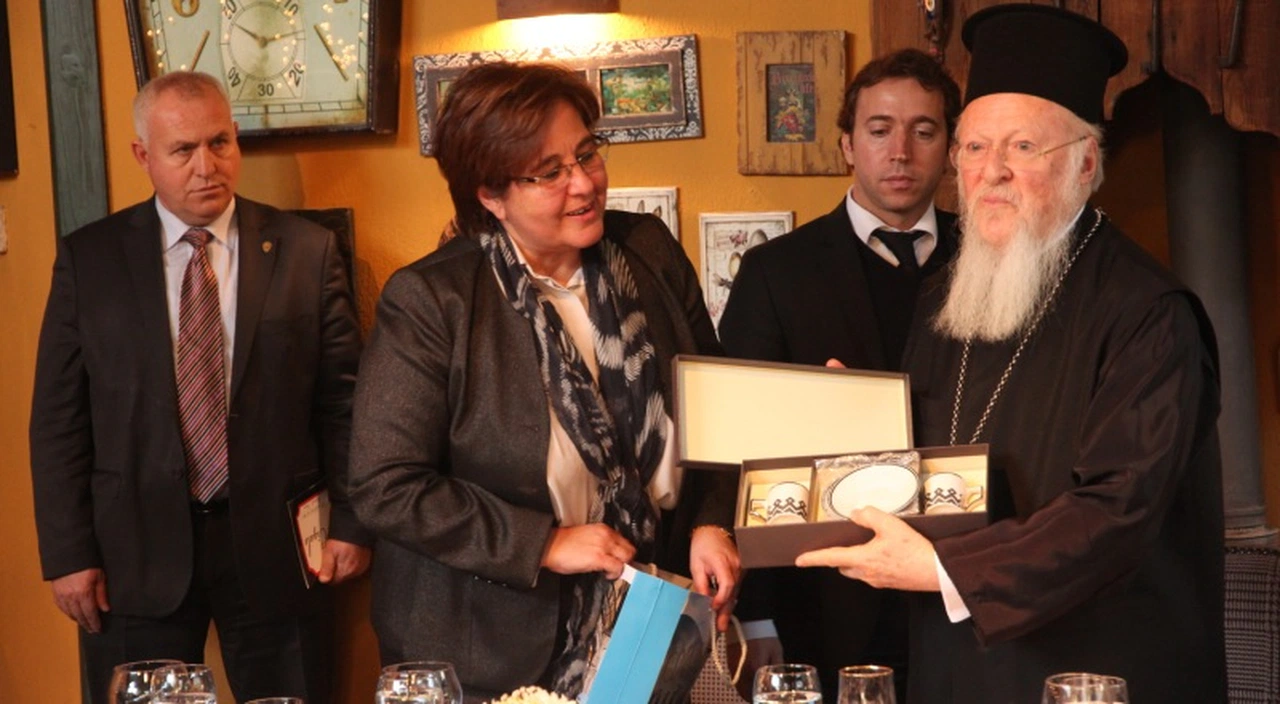 DÜNYA BARIŞI İÇİN BİR ARAYA GELMELİYİZ