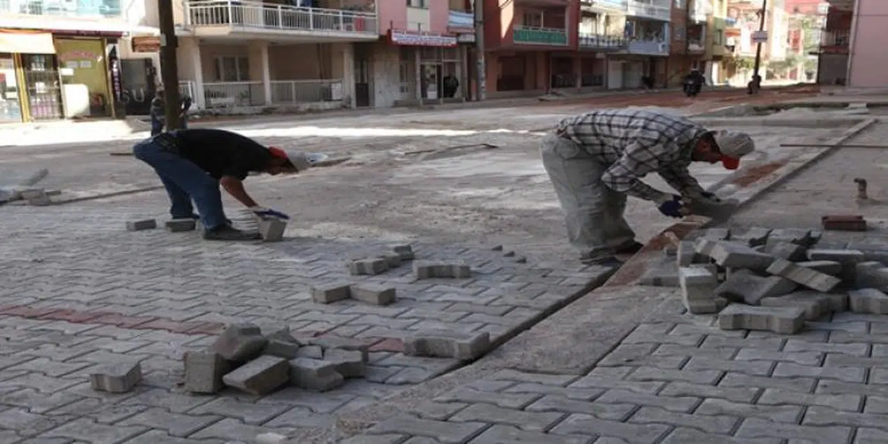 BAYRAKLI’YA 50 BİN METREKARE PARKE TAŞ