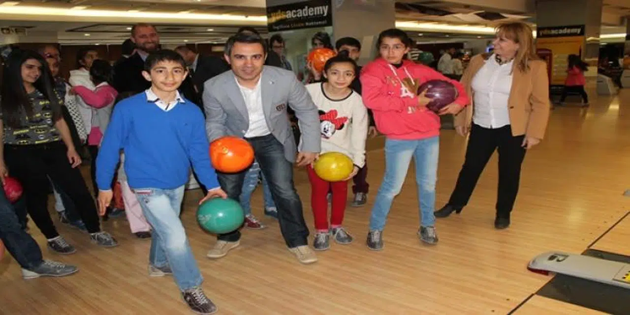 İLK KEZ BOWLİNG OYNADILAR