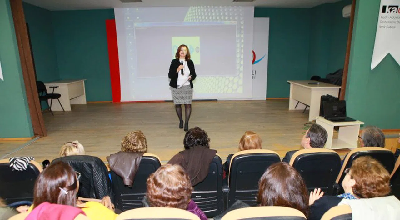 BAYRAKLILI KADINLARA YURTTAŞLIK EĞİTİMİ