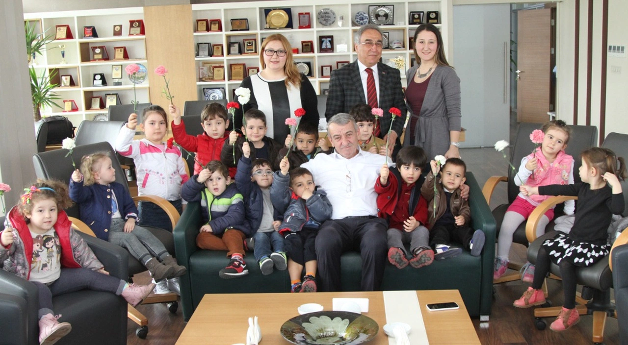BAŞKAN ŞENOL'UN MİNİK ZİYARETÇİLERİ