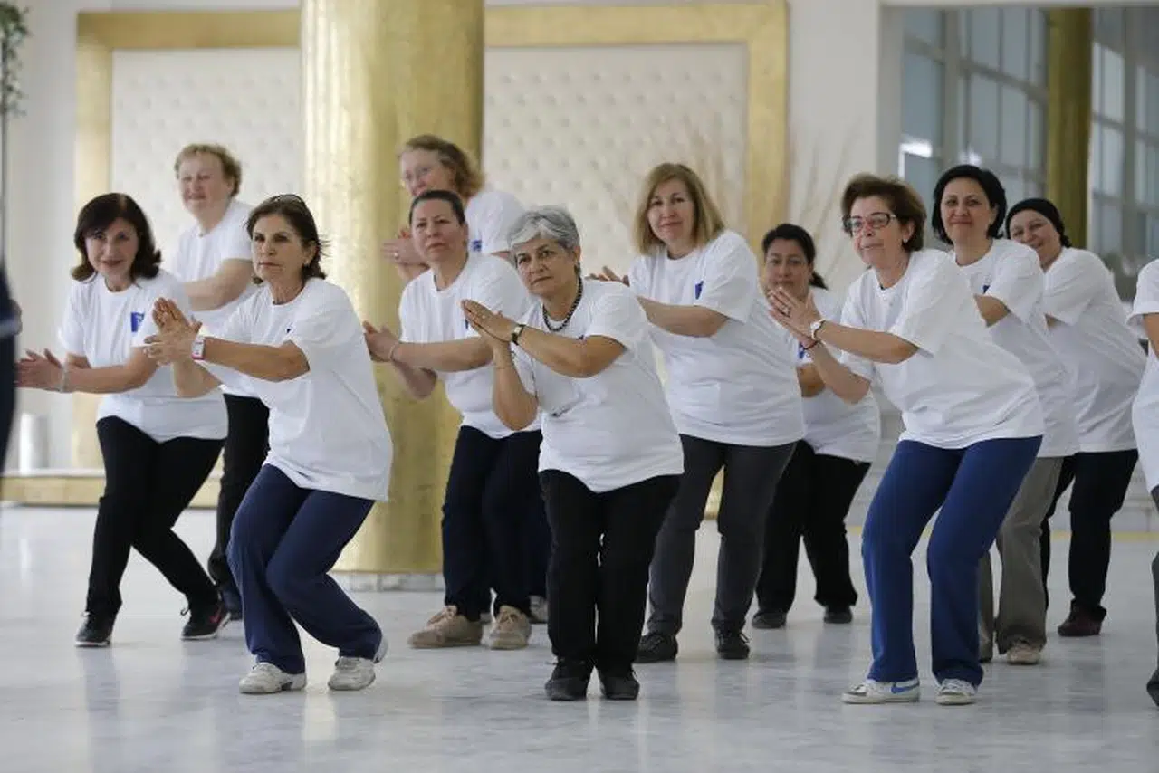 DANS EDEREK ZİNDE KALIYORLAR