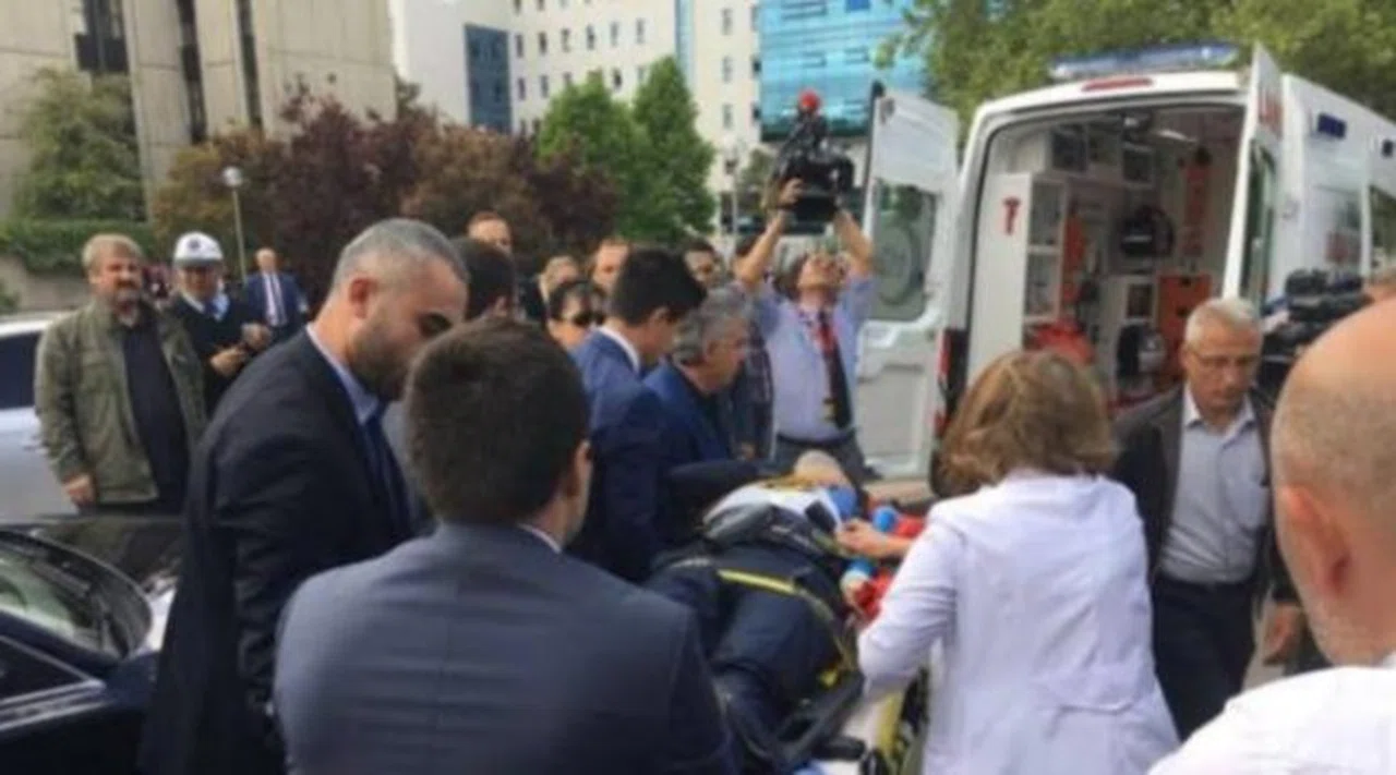 AK Partililer Meclis'te birbirini ezdi: Eski bakan hastaneye kaldırıldı!