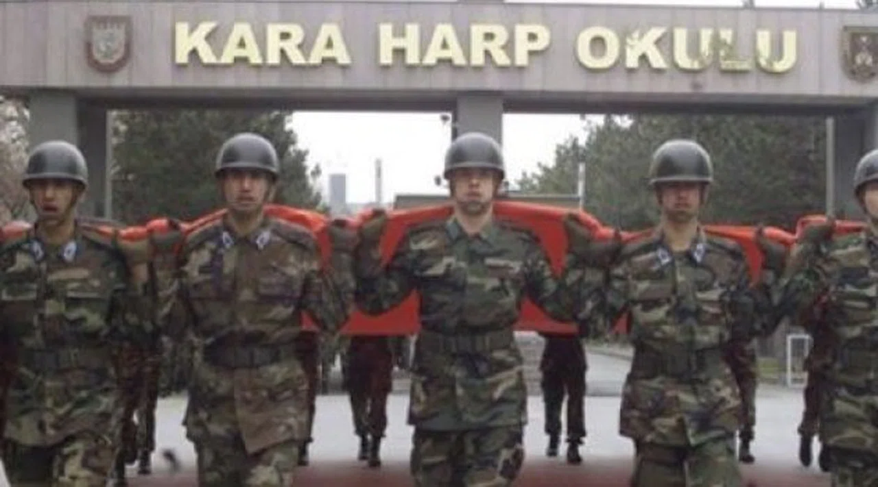 Askeri okullar kapatıldı