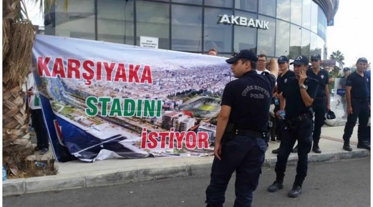 KARŞIYAKALILARDAN BELEDİYE BAŞKANI'NA PROTESTO; “ATAMA BAŞKAN İSTEMİYORUZ!”