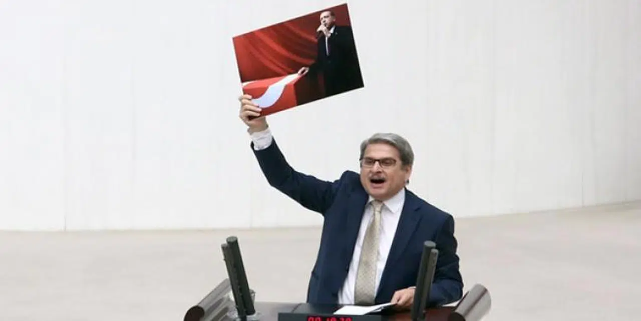 “KÖTÜLÜĞÜN KURBANLARI OLAN BÜTÜN ŞEHİTLERİMİZİN ÖNÜNDE SAYGIYLA EĞİLİYORUM”