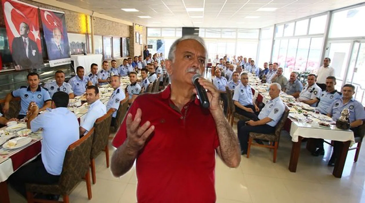 Başkan ve zabıtalar Bayraklı'da bir arada