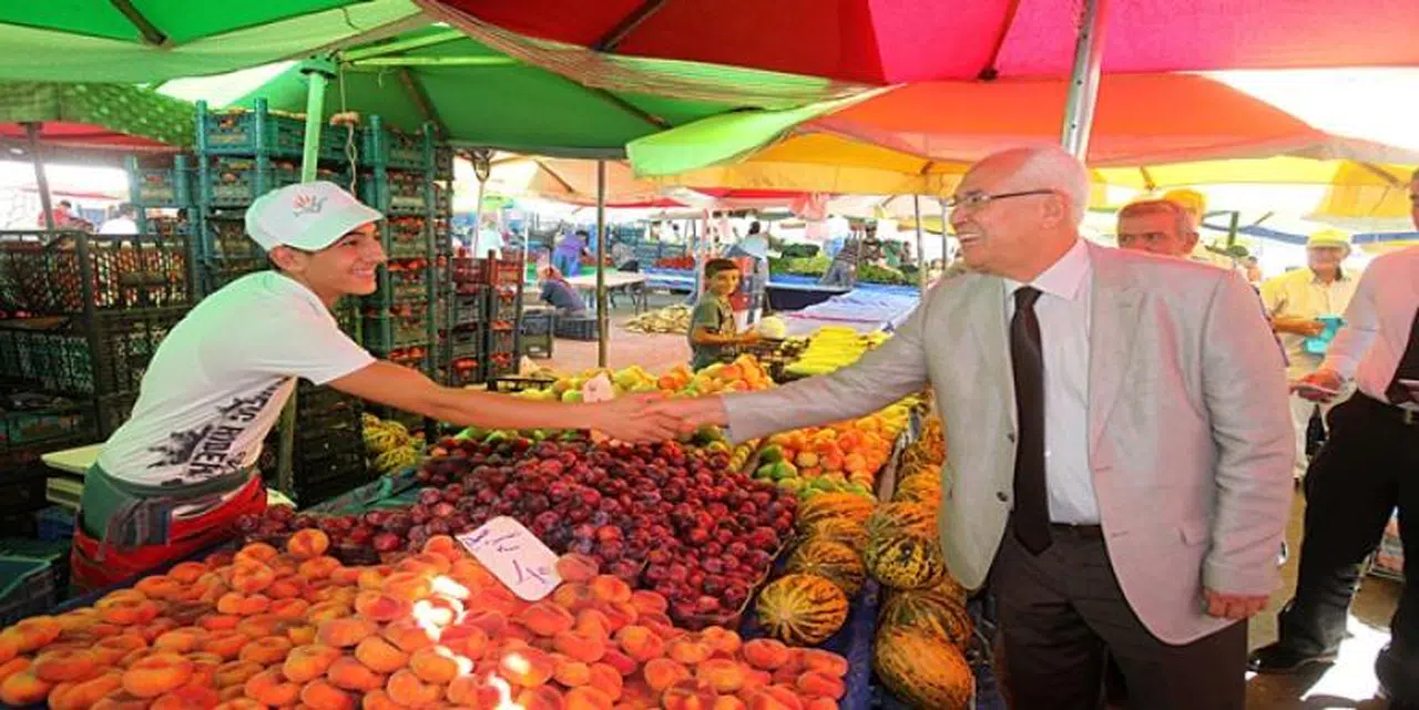 BAŞKAN SELVİTOPU PAZARCI ESNAFIYLA BULUŞTU