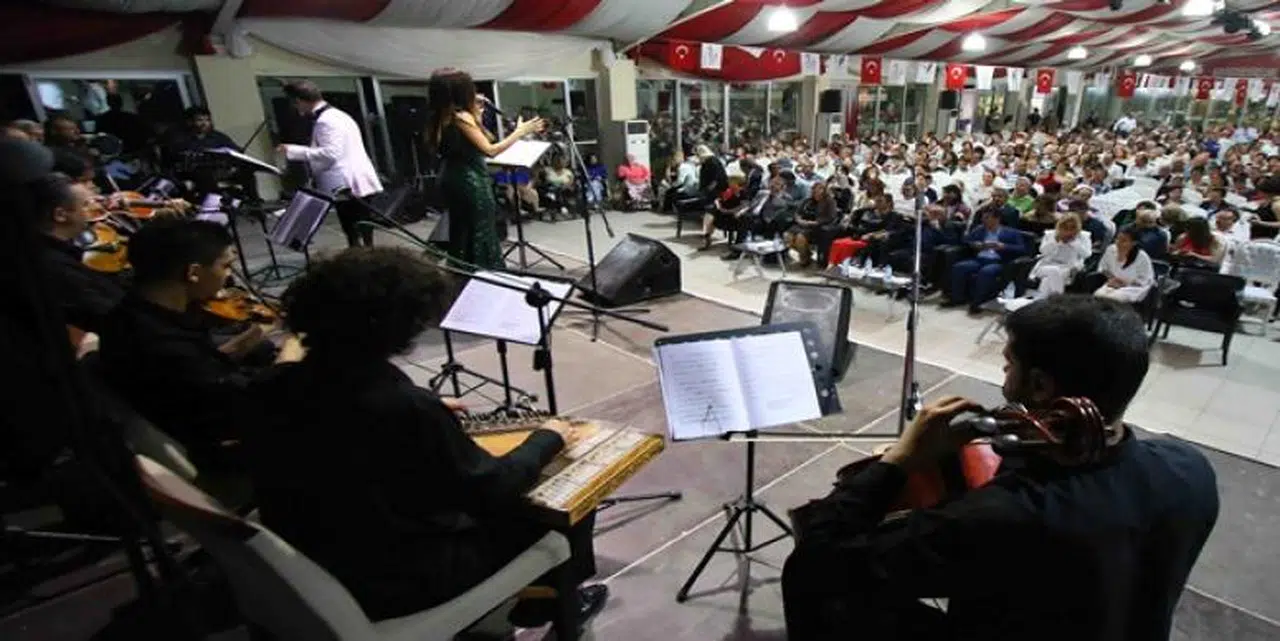 BAYRAKLI’DA ŞARKILAR ANNELER İÇİN SÖYLENDİ