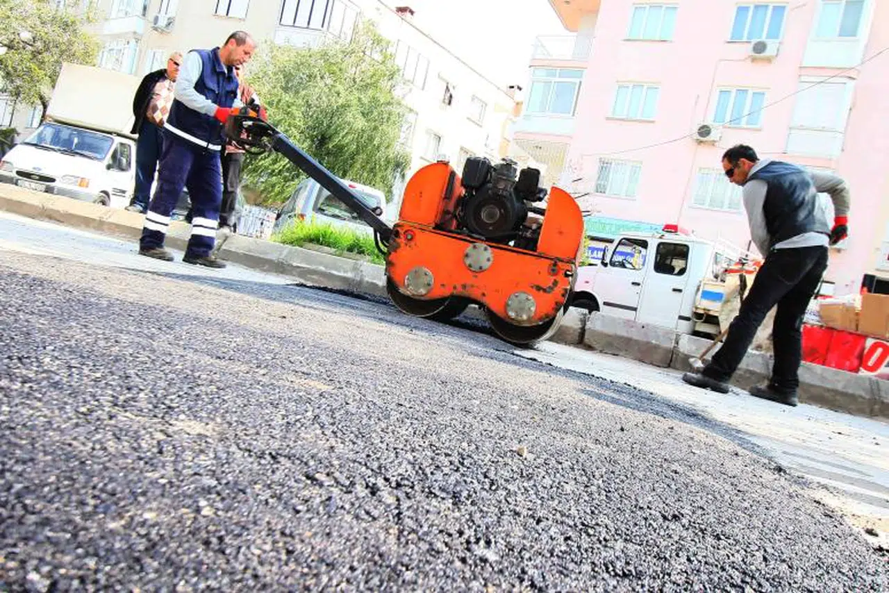 BAYRAKLI’DA YIPRANAN YOLLAR ASFALTLANIYOR!