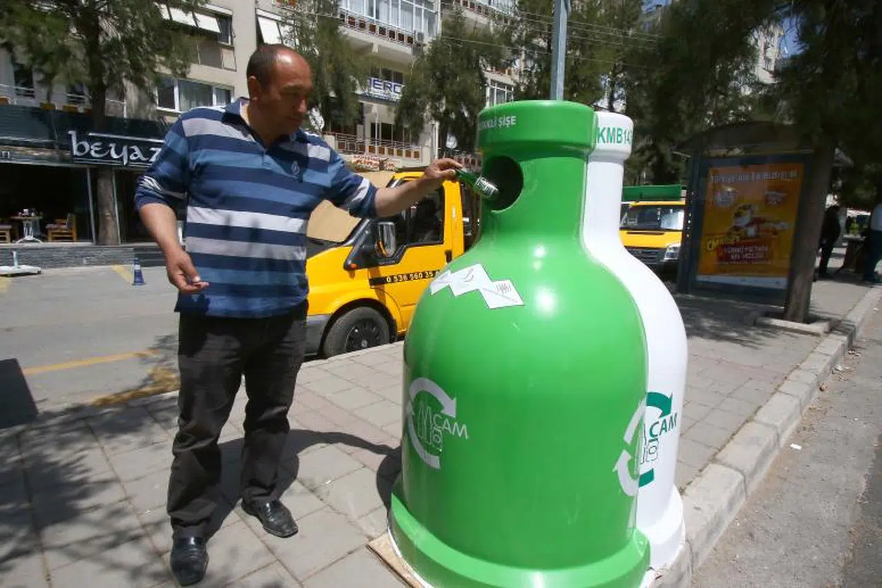 BAYRAKLI’DA CAM ATIKLAR KUMBARAYA