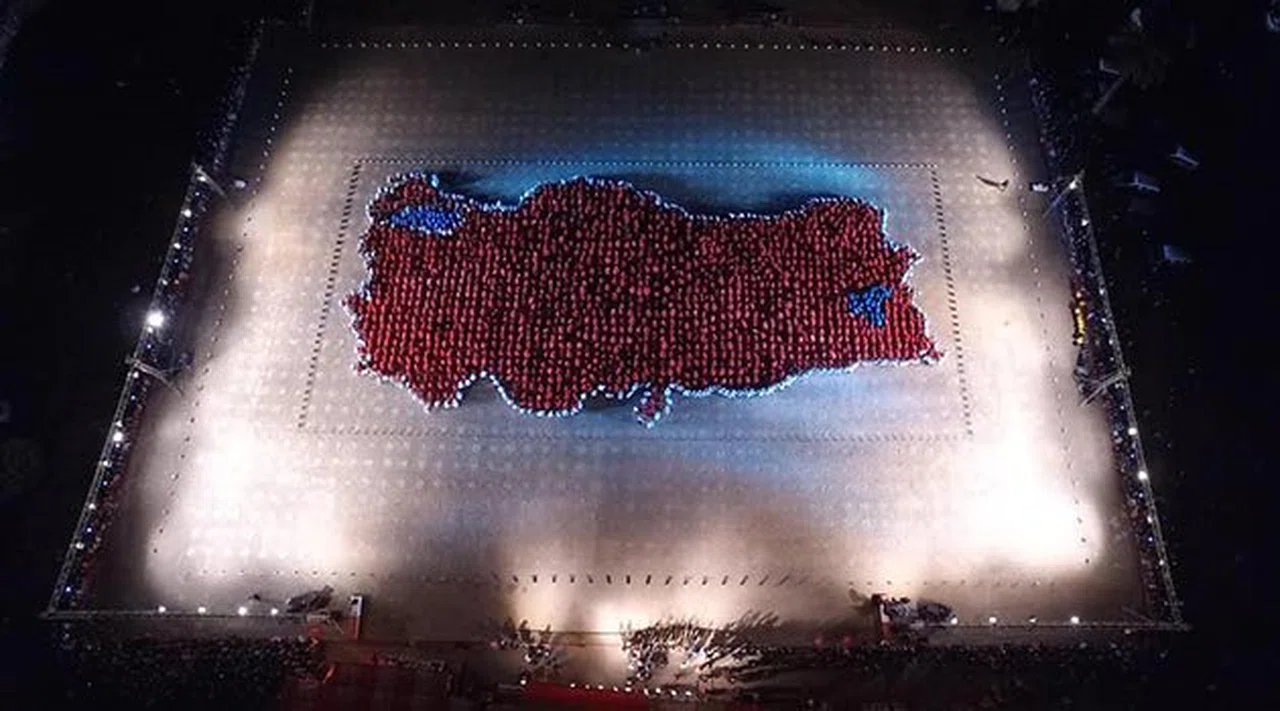 Bayraklı’da 2123 Kişi Zeybek Oynadı Türkiye Haritası Oluşturdu
