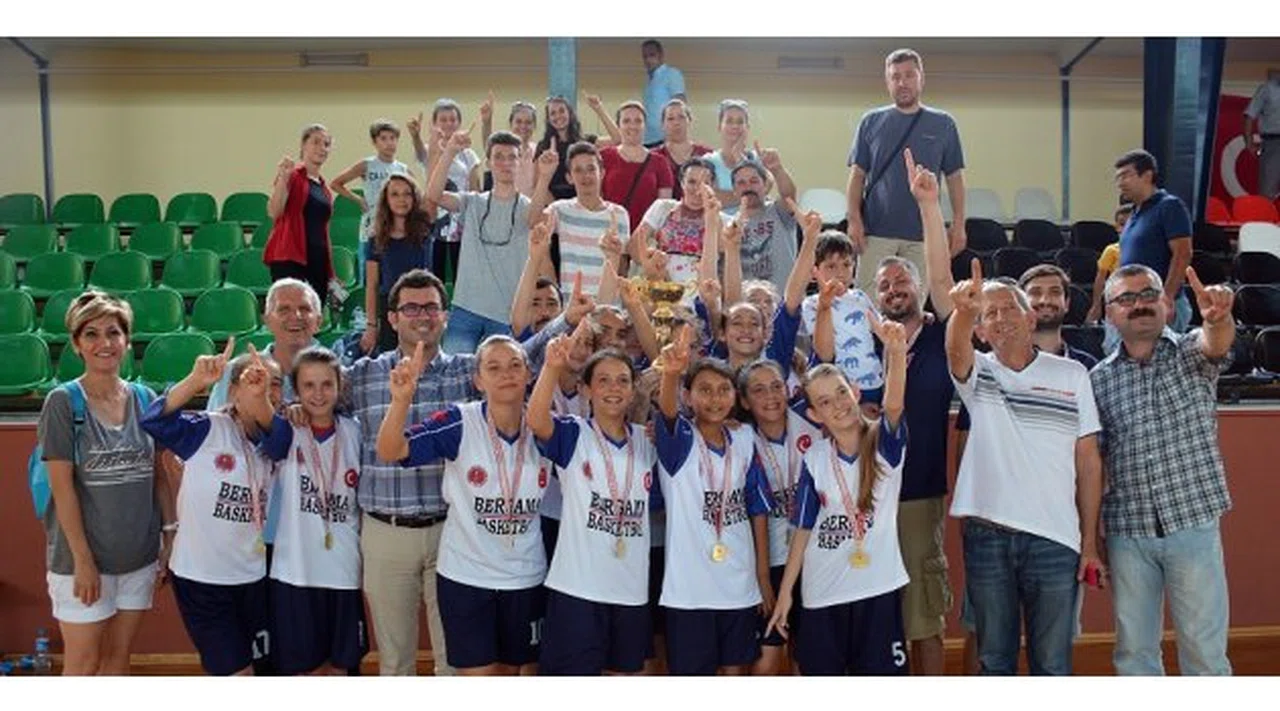 BERGAMA BASKETİNİN ALTIN JENERASYONU İZMİR İL ŞAMPİYONU