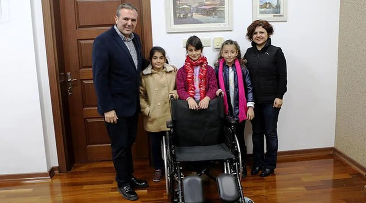 Bileklik Örüp Sattılar, Tekerlekli Sandalye Aldılar