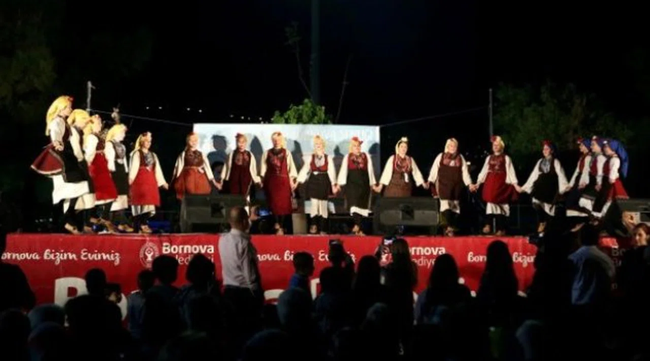 Bornova’da 23 Nisan coşkusu Çamdibi’nden başladı