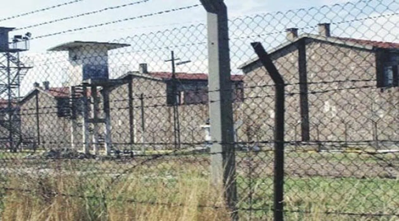 Buca Cezaevi'nde 'Mahkumlara Bozuk et Yedirildi' İddiası