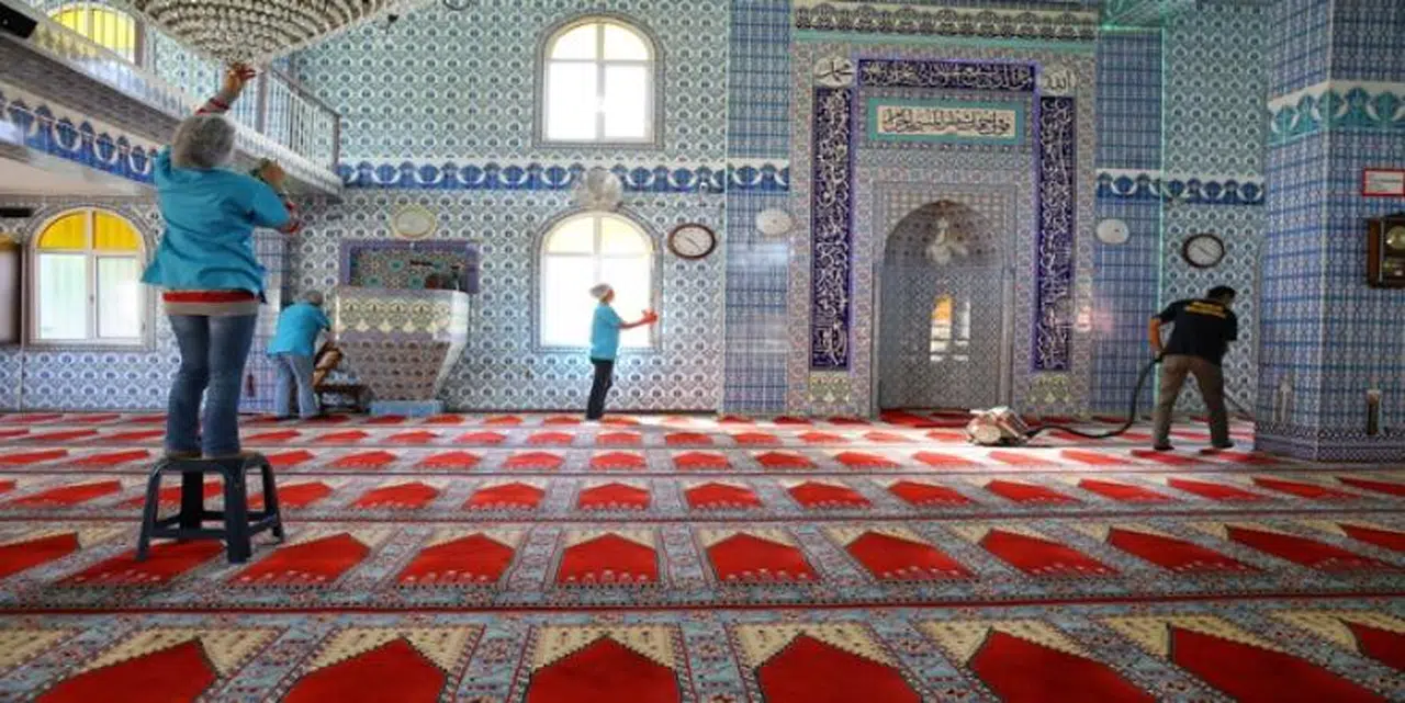 BUCA’DA CAMİLER BAYRAMA HAZIR