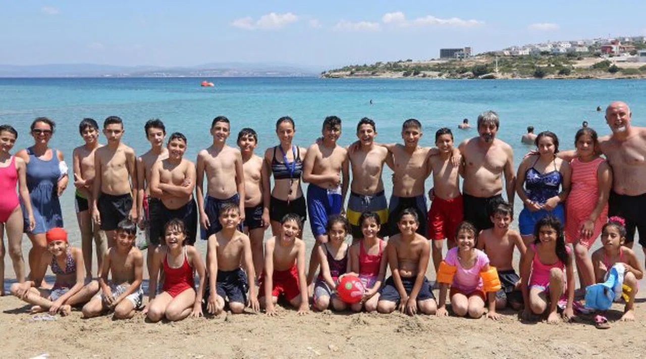 Bucalı çocuklar Çeşme’nin serin sularında
