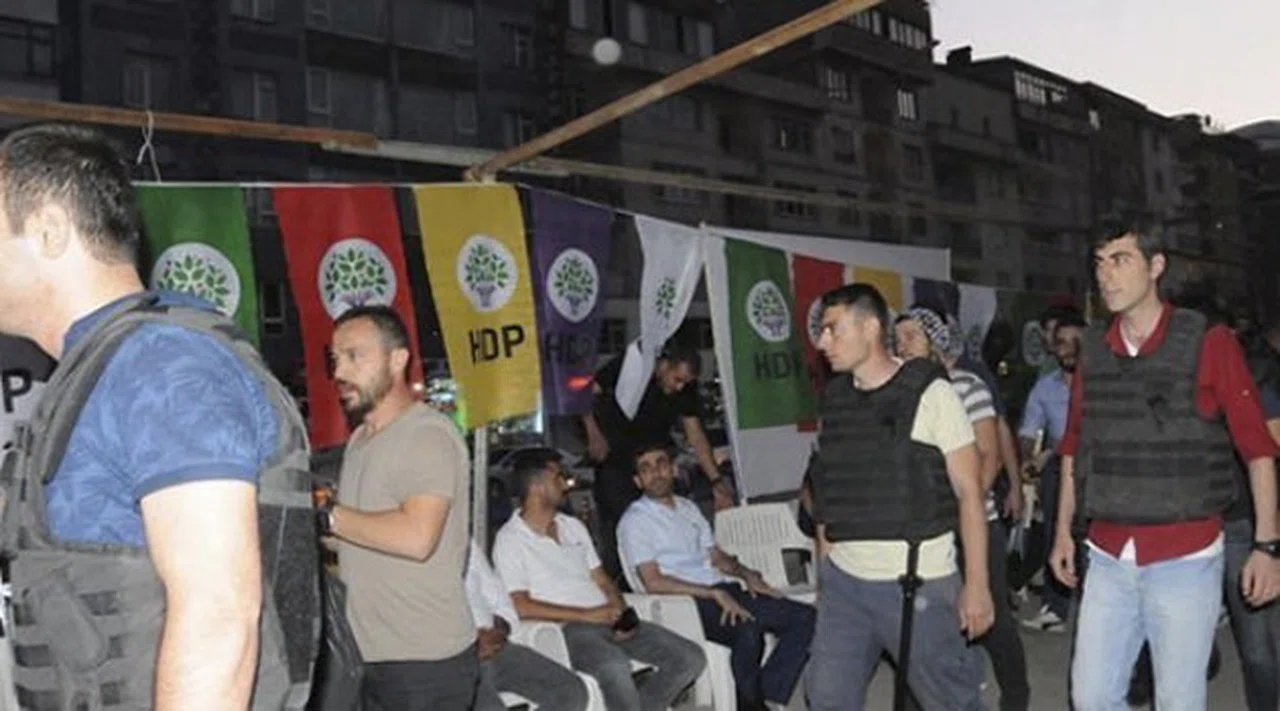 “Darbeye hayır, demokrasi hemen” Nöbetine Polis Baskını