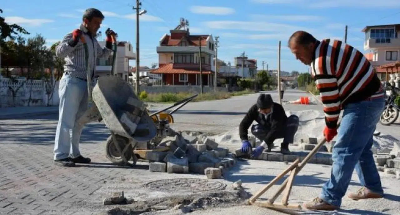 DİKİLİ BELEDİYESİ ÇALIŞIYOR