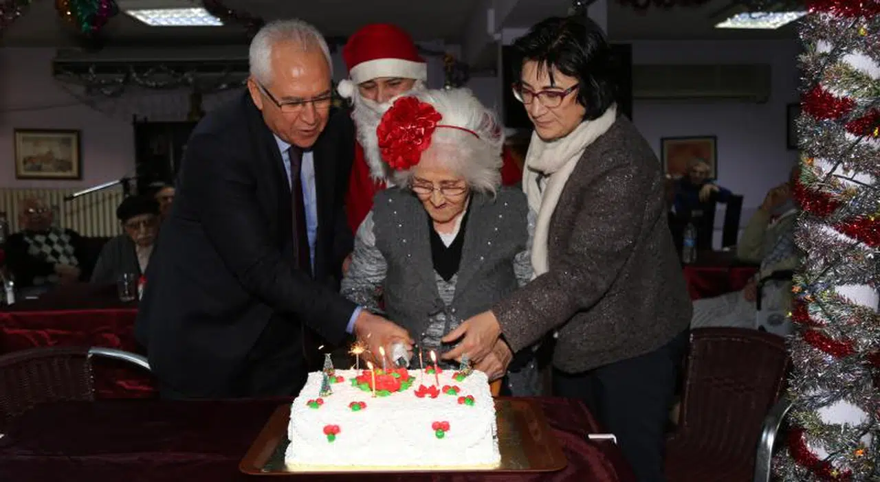 BAŞKAN SELVİTOPU, YILBAŞINDA YAŞLILARI VE ÇOCUKLARI UNUTMADI