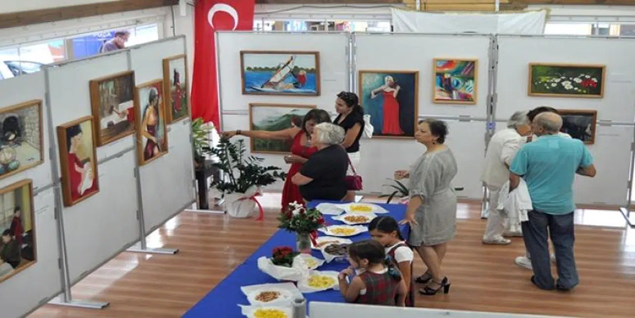 ‘KIRMIZILI KADINLAR’ SERGİSİ FOÇA’DA AÇILDI