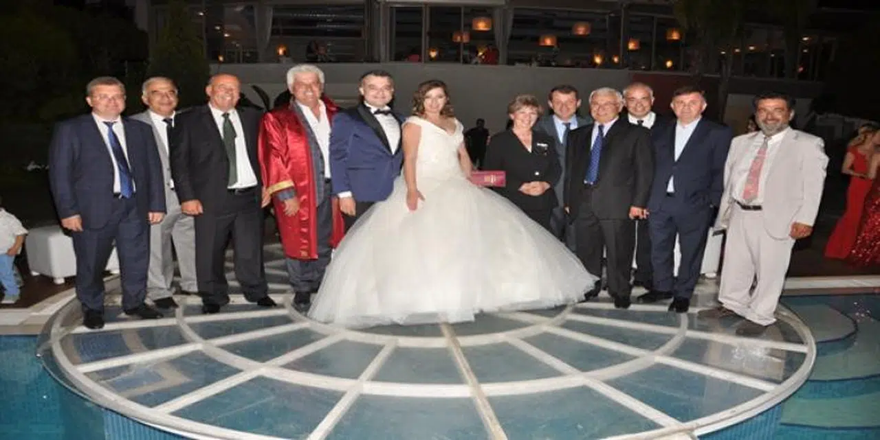 ÇEŞME’DE SİYASET ÜSTÜ DÜĞÜN!