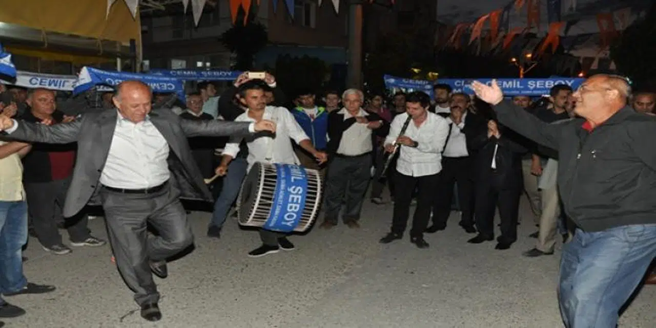 KISKANANLAR ÇATLASIN