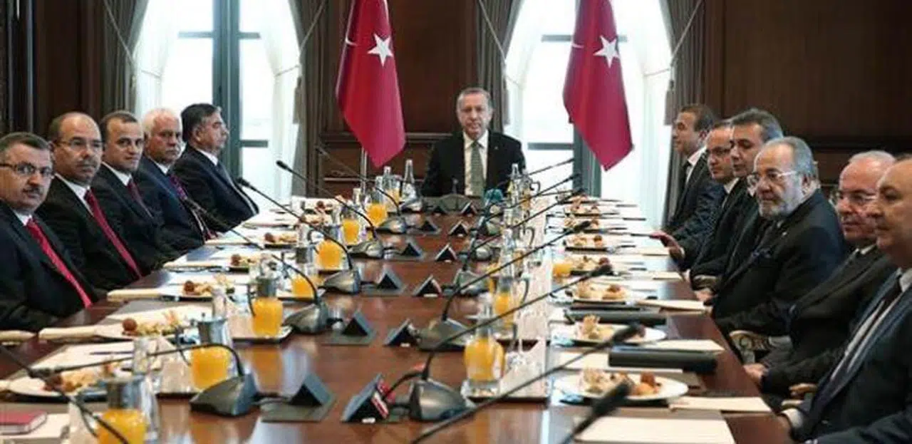 SARAY’DA BÜYÜK GERGİNLİK!