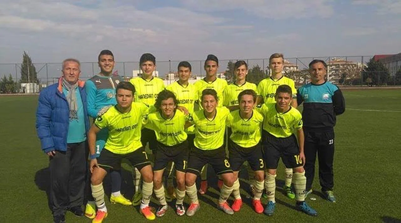 Foça Belediye Spor U 17’leri Şampiyon Oldu