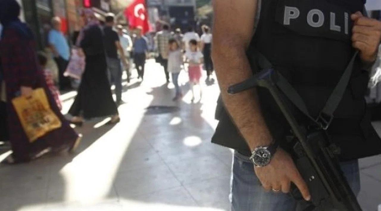 "Gazetecilere gözaltı uygulamasından endişeliyiz"